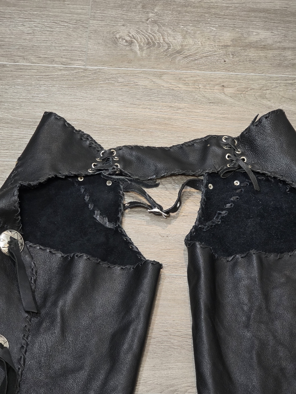 Vintage Heavy Leather Motorcycle/Cowboy Chaps Unisex Sz S-M Conchos Snaps - Picture 3 of 13